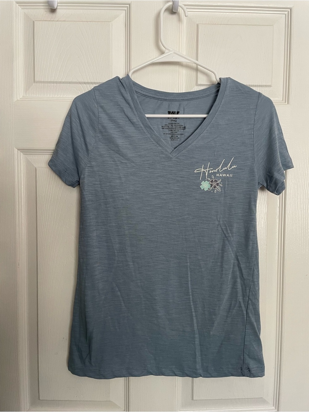 Honolulu Hawaii Women’s size Small Graphic V-Neck Tee - Blue